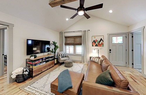 Waynesville House | Birdsong Cottage on Lake Junaluska Golf Course | Creekside Firepit & Big Yard