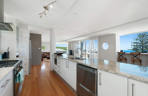 Anna Bay House | Birubi Lighthouse - Whale Watching Splendour