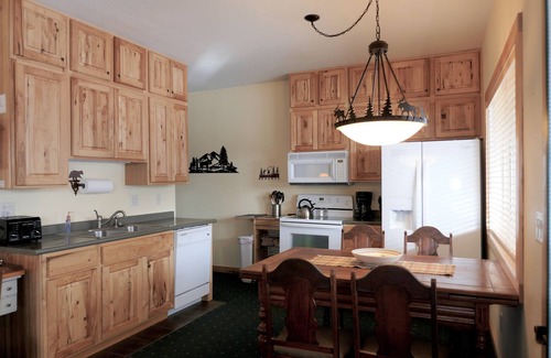 Gardiner Cabin | BISON HALLOW on the YELLOWSTONE RIVERFRONT