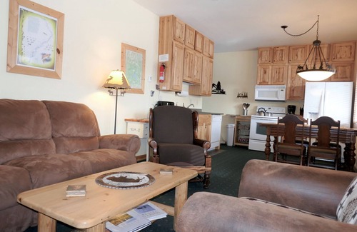 Gardiner Cabin | BISON HALLOW on the YELLOWSTONE RIVERFRONT