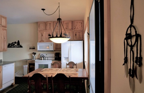 Gardiner Cabin | BISON HALLOW on the YELLOWSTONE RIVERFRONT