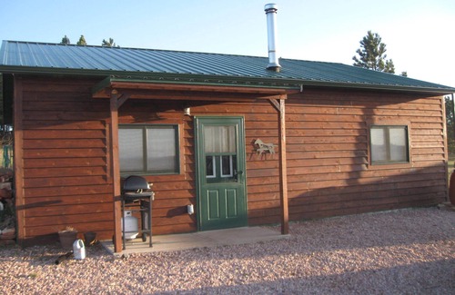 Hot Springs Cabin | Bison Pines! Beautiful Country Setting. Peace and Quiet!
