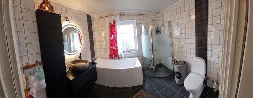 Farjestaden House | Blå rummet - Rum nära bad och centrum - Sängkläder & handdukar ingår