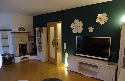 Wiesmoor Apartment | Blüteno1 mit Sauna, Kamin und Garten. Haustierfreundlich!