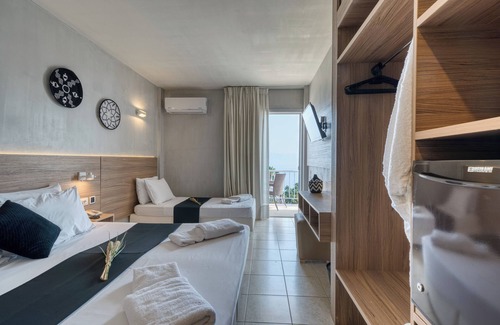 Kato Diminio Hotel | Black and White Boho Resort