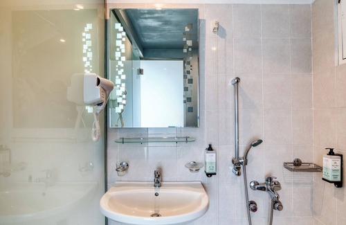 Kato Diminio Hotel | Black and White Boho Resort