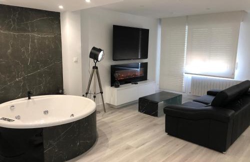 Noja Apartment | Black and White Suitte "Plaza"