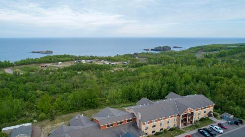Silver Bay Hotel | Black Beach Inn by GrandStay