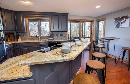 Beech Mountain Cabin | Black Bear 5BR Cabin - Hot Tub - Fire Pit - Game Room - Views! Beech Mountain