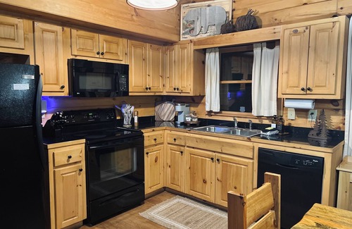 Cherry Log Cabin | Black Bear Hollow, your perfect 2bed 2bath escape in Cherry Log, Georgia!