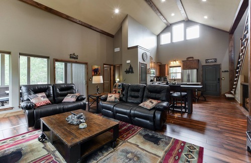 Hollister House | BLACK BEAR LODGE-2Pools&SplashPad Private HotTub, Arcade, PoolTable