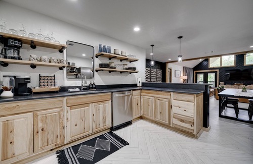 Mid America House | Black Bear Lodge 🐻 5 Private Acres + Hot Tub + Fishing + Games