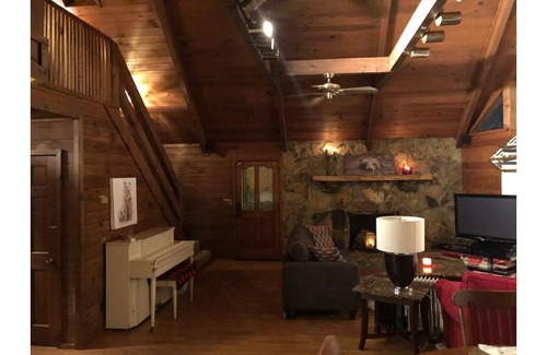 Mineral Bluff Cabin | Black Bear Retreat ~Close to the river and a few mins from downtown Blue Ridge.