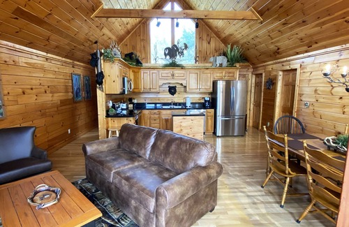 Gatlinburg Cabin | Black Bear Tracks (a true log cabin)