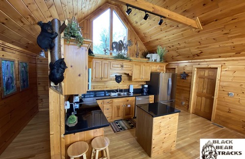 Gatlinburg Cabin | Black Bear Tracks (a true log cabin)
