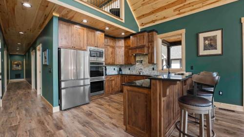 Lake Norman of Catawba House | Black Bear Lodge by AvantStay Lakefront Dock Pool Theater Sleeps 20