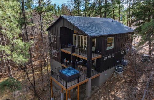 Ruidoso House | Black Beauty Midtown with Hot Tub