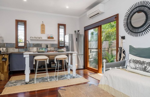 Bangalow Apartment | Black Beauty Studio - Bangalow Secluded Heaven