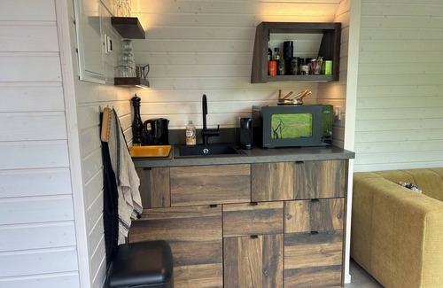 Auvillars Cabin | Black cabin between stud farm and forest, 20 minutes from Deauville