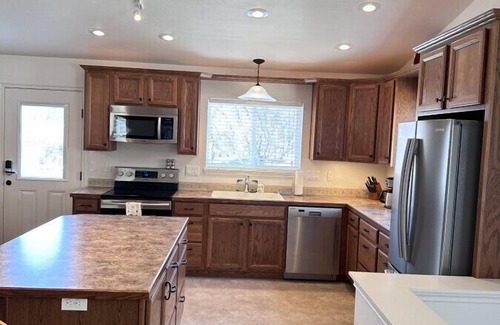 Sunland Estates House | Black Dog Inn, Relaxing Retreat Near Gorge Amphitheater & River