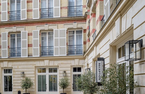 Champs-Elysees Apartment | Black Door