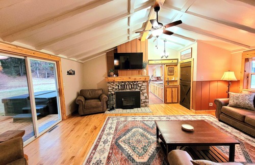 Rapid City Resort | Black Elk Resort's Ponderosa Lodge - Fireplace - Hot-tub - Mountain View