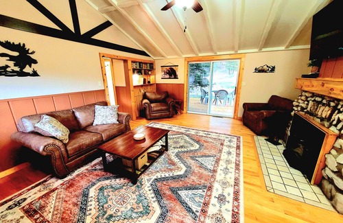 Rapid City Resort | Black Elk Resort's Ponderosa Lodge - Fireplace - Hot-tub - Mountain View