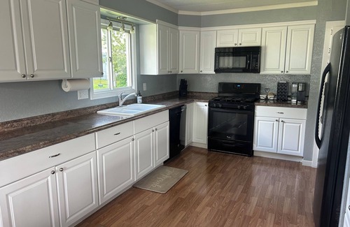 Valdez House | Black Gold Getaway .Walking distance to town