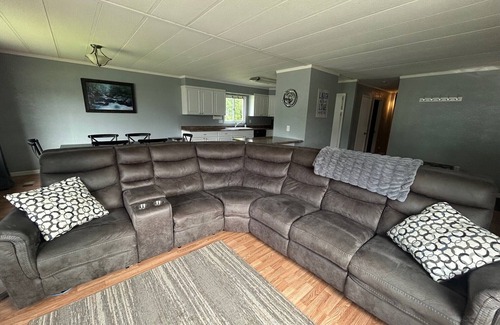 Valdez House | Black Gold Getaway .Walking distance to town