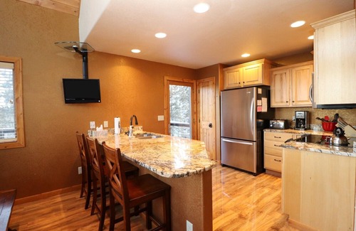 Lead Cabin | Black Hills Cabin-Great Views, Internet ,Ht Tub, Pool Table, 70' TV