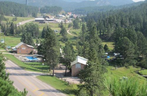 Hill City Hotel | Black Hills Motel at Quail's Crossing