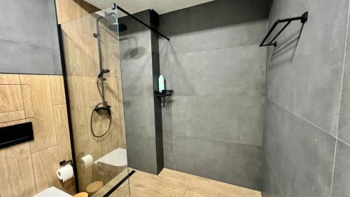 Banska Bystrica Apartment | Black Lotus III l 24hr Self Check-in l City centre l Free parking