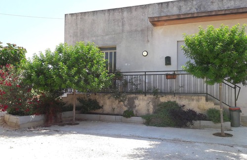 Marsala House | Black Mulberry: Spacious accommodation on hillock in Marsala, view of Egadi Islands and Erice.