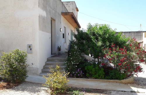 Marsala House | Black Mulberry: Spacious accommodation on hillock in Marsala, view of Egadi Islands and Erice.