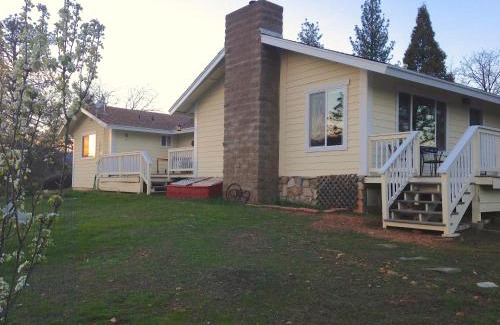 Mariposa House | Black Oak Hill Cabin near Yosemite - mountain views & starry night sky