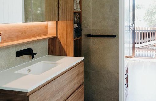 Belongil House | Black on Belongil