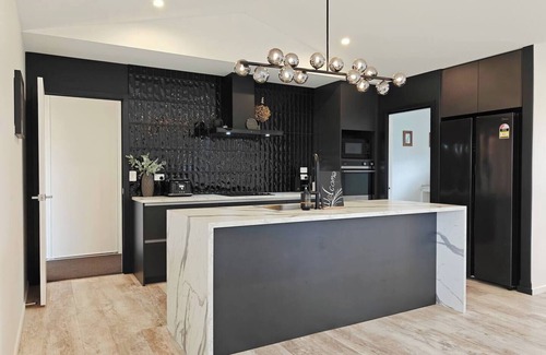 Prebbleton House | Black Pearl brand-new designer 4BR House Netflix Sleeps 11