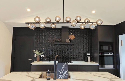 Prebbleton House | Black Pearl brand-new designer 4BR House Netflix Sleeps 11