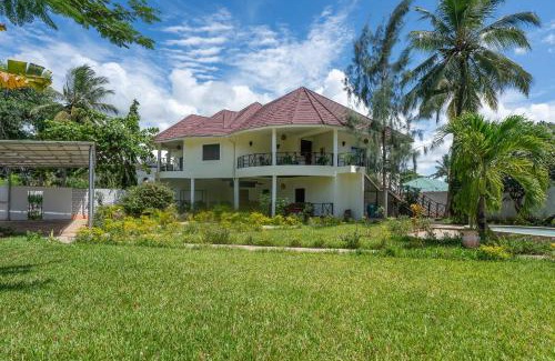 Galu Villa | Black Pearl - Luxury Villa with private pool - near beach