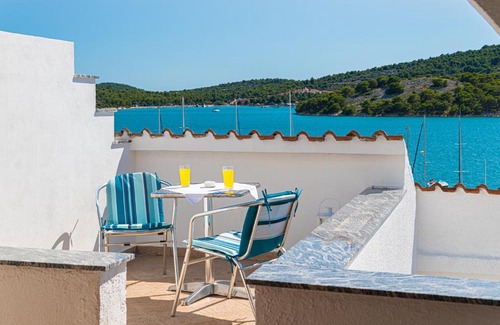 Tijesno Bed & Breakfast | Black Pearl Suites Tisno