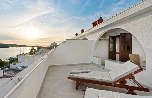 Tijesno Bed & Breakfast | Black Pearl Suites Tisno