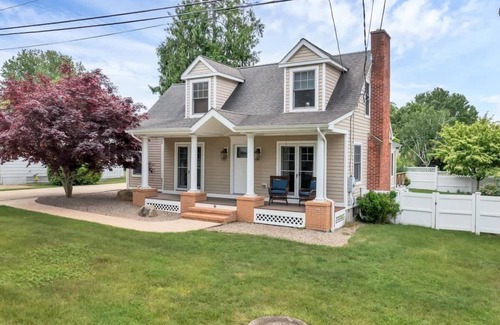 Niantic House | Black Point Retreat - Entertain & Enjoy the Beach!