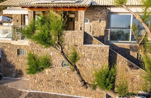 Agios Gordios House | Black Rocks Luxury Seafront Beach Suite