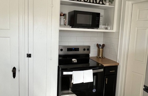 Milwaukee Cottage | Black sheep cottage!nCharming 2-bedroom cottage in peaceful West Allis