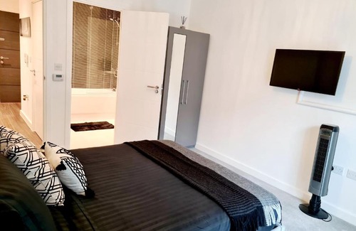 Woolwich Apartment | Black Splendour