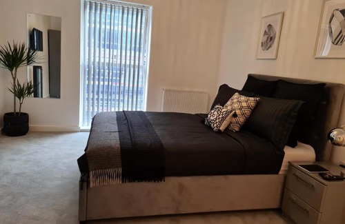 Woolwich Apartment | Black Splendour