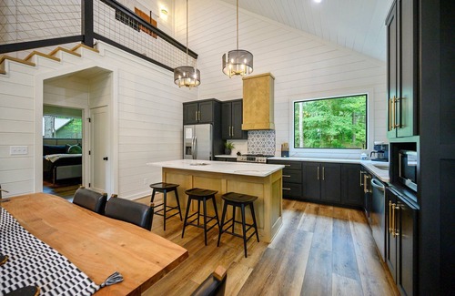 Broken Bow Cabin | Black Stallion: Cabin Escape w/3 Bedroom, 3 Bath, Hot Tub, Fireplaces, Games.