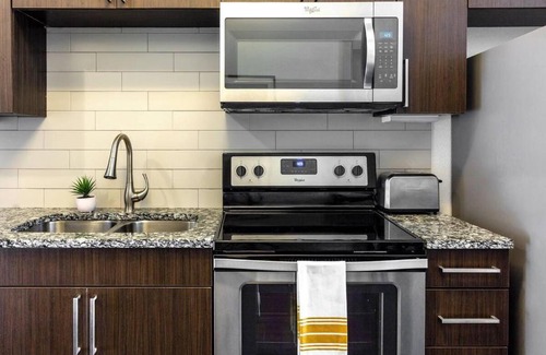 Downtown San Antonio House | BLACK SWAN - Rivera on Broadway - Free Parking