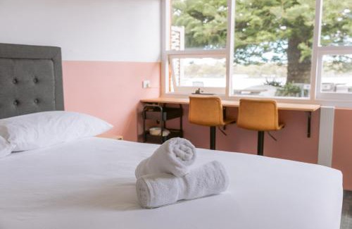 Swansea Hotel | Black Swan Waterfront Motel