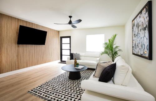 East Naples Apartment | Black Vanilla - Stylish Symphony 3miles Downtown